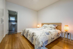 Sleek Chinatown Pad in the Heart of the CBD, Sydney